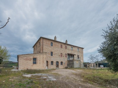 UNFINISHED FARMHOUSE FOR SALE IN FERMO IN THE MARCHE in a wonderful panoramic position immersed in the rolling hills of the Marche in Le Marche_1
